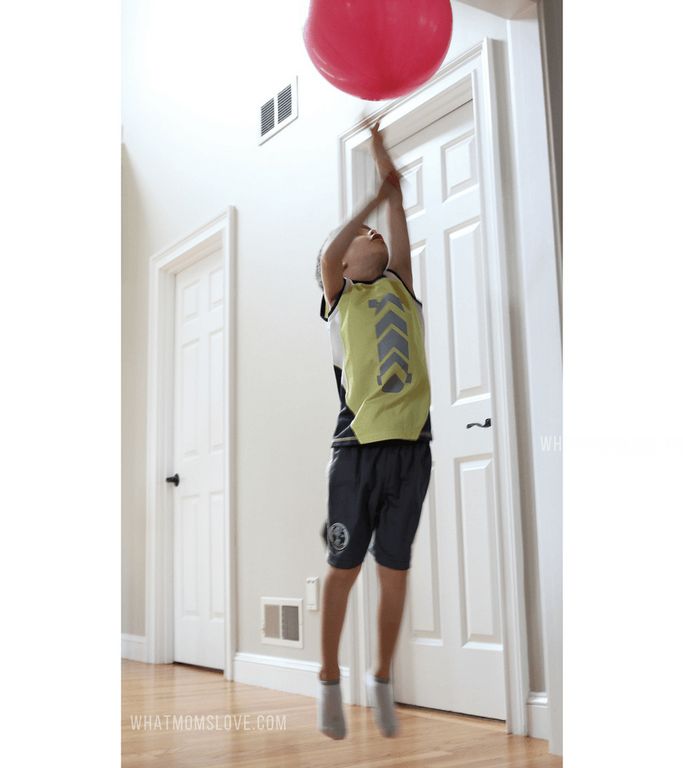 Κολλήστε ένα μπαλόνι στο κάσομα της πόρτα ψηλά τόσο ώστε να χρειάζεται να πηδάει για να το χτυπήσει. Πείτε του να κάνει όσο περισσότερα άλματα μπορεί και να ακουμπήσει το μπαλόνι συνεχόμενα. 