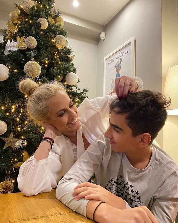 Ετσι και η γνωστή ηθοποιός προσπαθεί να βρει τρόπους να περάσει καλά με τους γιους της.