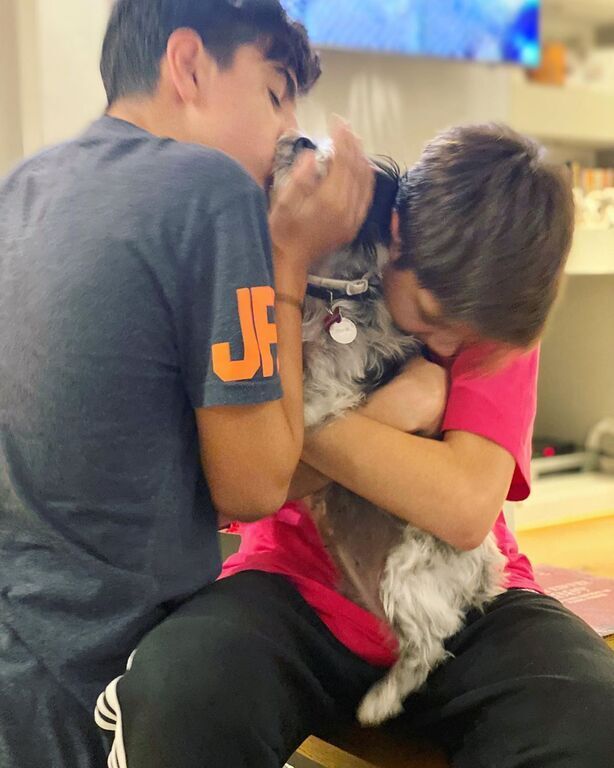 Τα δύο αγόρια της παραμένουν κι αυτά στο σπίτι