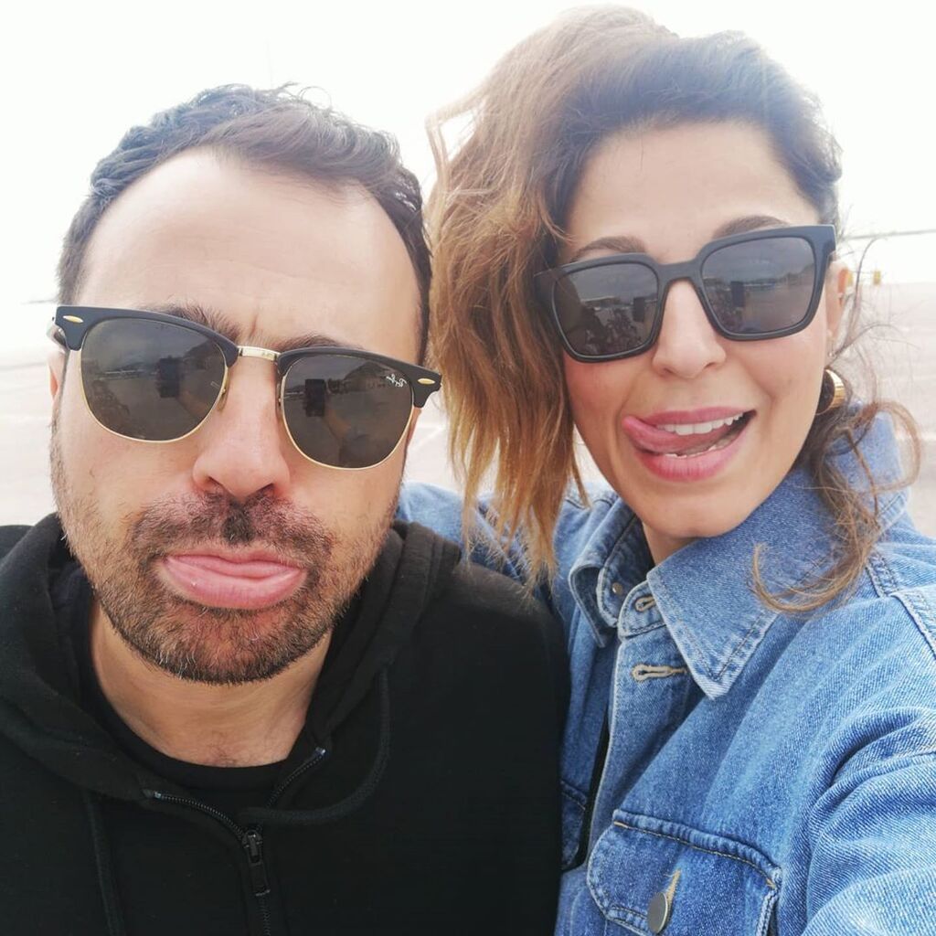 Η Κατερίνα Παπουτσάκη, όπως όλοι μας, μένει και αυτή κλεισμένη στο σπίτι με τον σύζυγό της, Παναγιώτη Πιλαφά και τα δύο τους παιδιά.