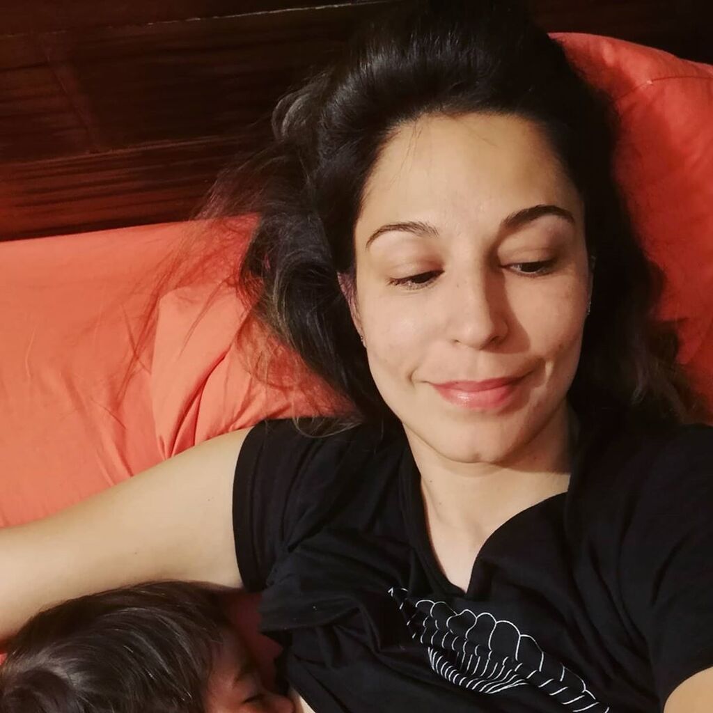 Χθες, η ηθοποιός έστειλε το δικό της ηχηρό μήνυμα για την κατάσταση που βιώνουμε και ανέβασε αυτή τη φωτογραφία που θηλάζει τον μικρό Κίμωνα.