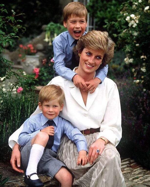 Στην δεύτερη βλέπουμε την Diana με τον πρίγκιπα William και το πρίγκιπα Harry