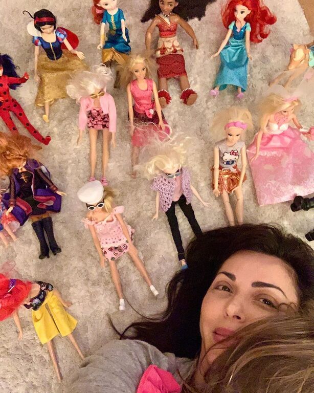 Αυτές τις μέρες, μαμά και κόρη μένουν εντός σπιτιού και περνάνε αρκετό χρόνο μαζί. Το Σάββατο η Σίσσυ Φειδά ανέβασε αυτή τη φωτογραφία και μας έδειξε τη συλλογή από κούκλες της κόρης της. Εντυπωσιακή δεν είναι; 