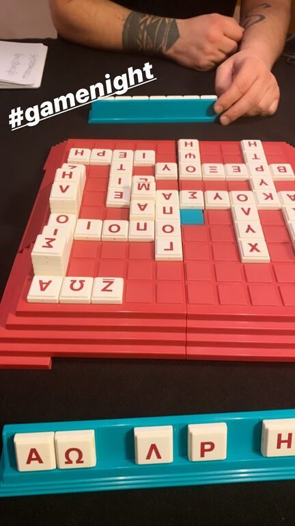 ... περνάει χρόνο με τα αγαπημένα της πρόσωπα. η Δέσποινα Βανδή δεν ανεβάζει σχεδόν ποτέ φωτογραφίες τον Ντέμη, έκανε όμως μία εξαίρεση και ανέβασε αυτό το Instagram Story. Το ζευγάρι απολαμβάνει το βράδυ του παίζοντας... scramble!