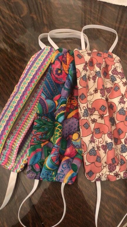 Πρώην προωράκι φτιάχνει μάσκες για τις νοσοκόμες που έρχονται αντιμέτωπες με τον κορονοϊό