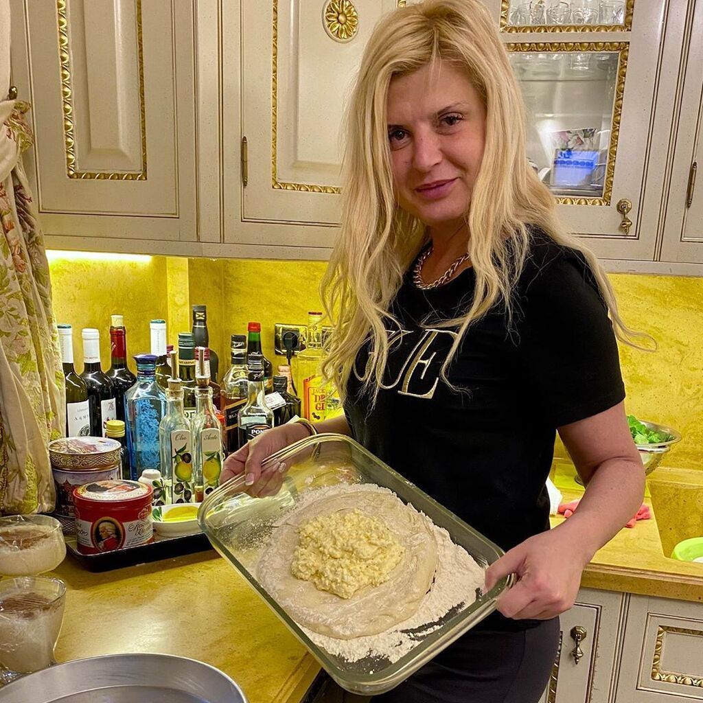 Μαρίνα Πατούλη: «#lovecookingformyfamily #baking #housemade #stayhome #hachapuri»