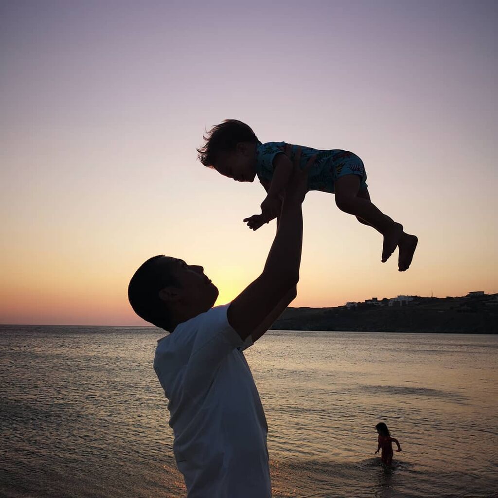 Είναι ένας πολύ τρυφερός μπαμπάς