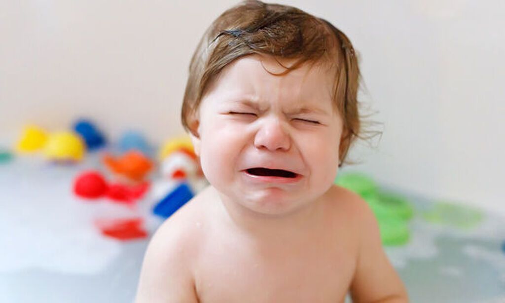 Και εσείς οι ίδιοι προσπαθήστε στην καθημερινότητά σας, να μην έχετε ένταση στη φωνή σας και γενικά να μη φωνάζετε. Ξέρετε, τα παιδιά μιμούνται τους γονείς, οπότε αν μεγαλώνουν σε ένα περιβάλλον, όπου επικρατούν οι δυνατές φωνές, οι εντάσεις και οι απότομ