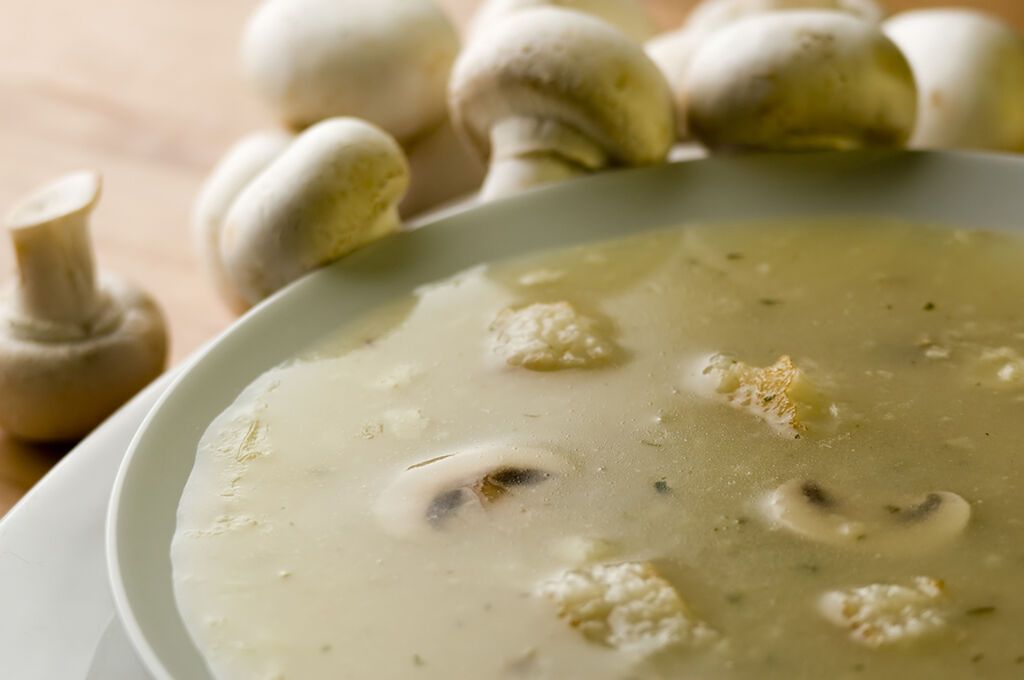 Ψιλοκόβουμε και καθαρίζουμε τα μανιτάρια. Τα ρίχνουμε σε αλατισμένο νερό και τα αφήνουμε για λίγα λεπτά να μαλακώσουν. 