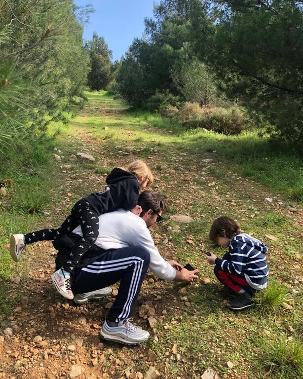 #Μένουμε_Σπίτι: Δε φαντάζεστε τι παιχνίδι παίζει ο Αποστόλης Τότσικας με τα παιδιά του (vid & pics)