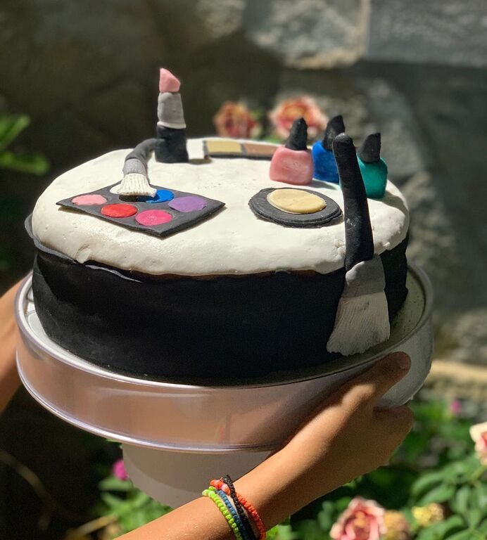 "Εγώ πάντως ξέρω τι θα γίνει η κόρη μου όταν μεγαλώσει....από τα χεράκια της φέτος η τούρτα μου!!!Εκείνη βέβαια μου λέει ότι θα γίνει γιατρός....κ ότι φυσικά κ χρειάζεται να δουλεύεις με τα χεράκια σου κ ζαχαρόπαστα ...κ μακιγιάζ .... κ τα πάντα... lol Πά