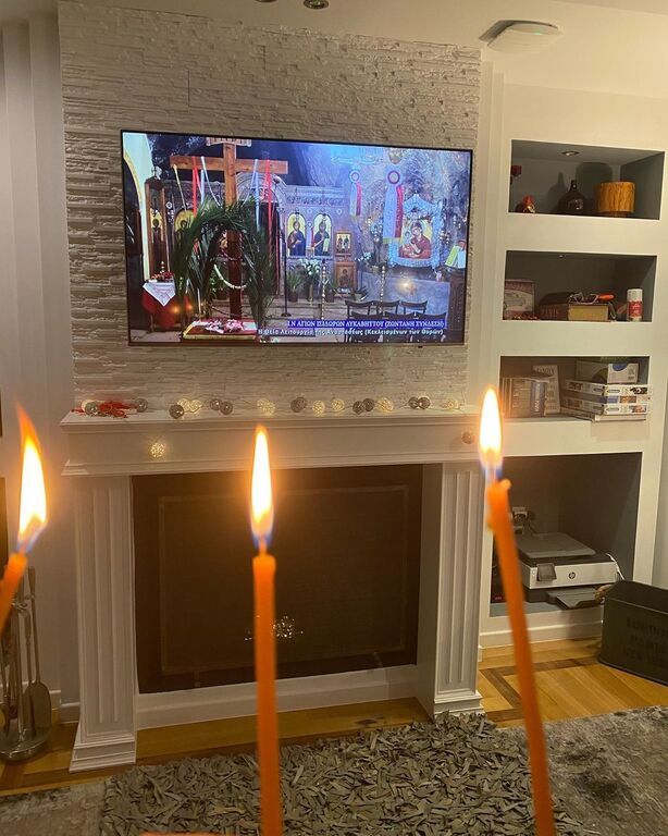 Ντορέττα Παπαδημητρίου: "Χριστός Ανέστη! Θα το θυμόμαστε για πάντα αυτό το Πάσχα ..
Το φως της Ανάστασης του Κυρίου να ζεσταίνει τις καρδιές μας κ να μας φωτίζει στον δρόμο μας .
Με υγεία και αγάπη". ευχήθηκε η ηθοποιός.