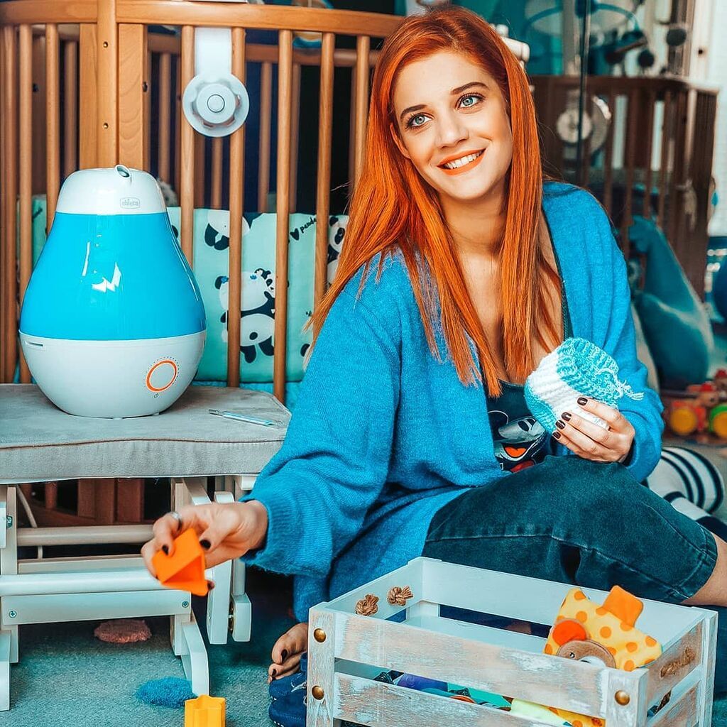 Τζένη Θεωνά:  Μπήκε μέσα στην κούνια μαζί με τον ενός έτους γιο της (pics) 