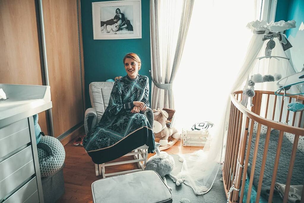 Τζένη Θεωνά:  Μπήκε μέσα στην κούνια μαζί με τον ενός έτους γιο της (pics) 