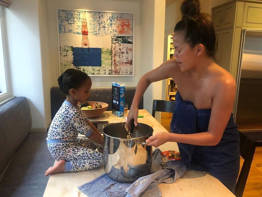 Chrissy Teigen: Οι φώτο στην καραντίνα με τα παιδιά δείχνουν πόσο τρελή οικογένεια είναι (pics)