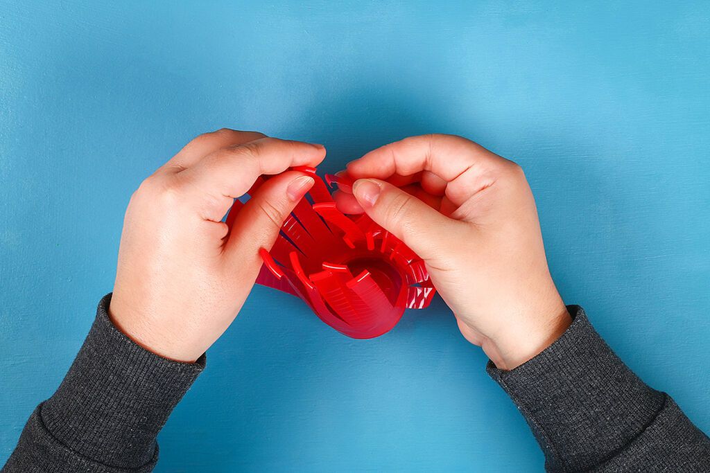 Αφού κόψουμε σε λωρίδες το πλαστικό ποτήρι τις τυλίγουμε προς τα μέσα 