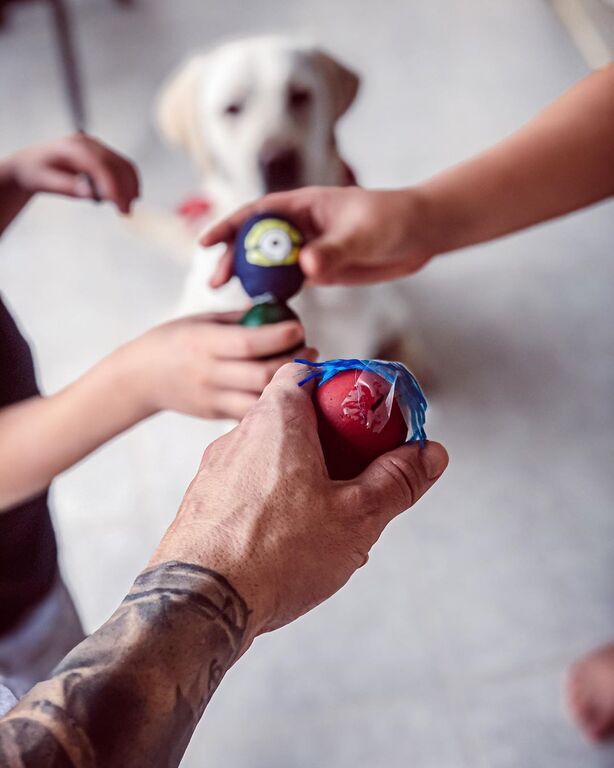 Ο Θοδωρής Μαραντίνης τσούγκρισε τα αυγά με τους γιους του.