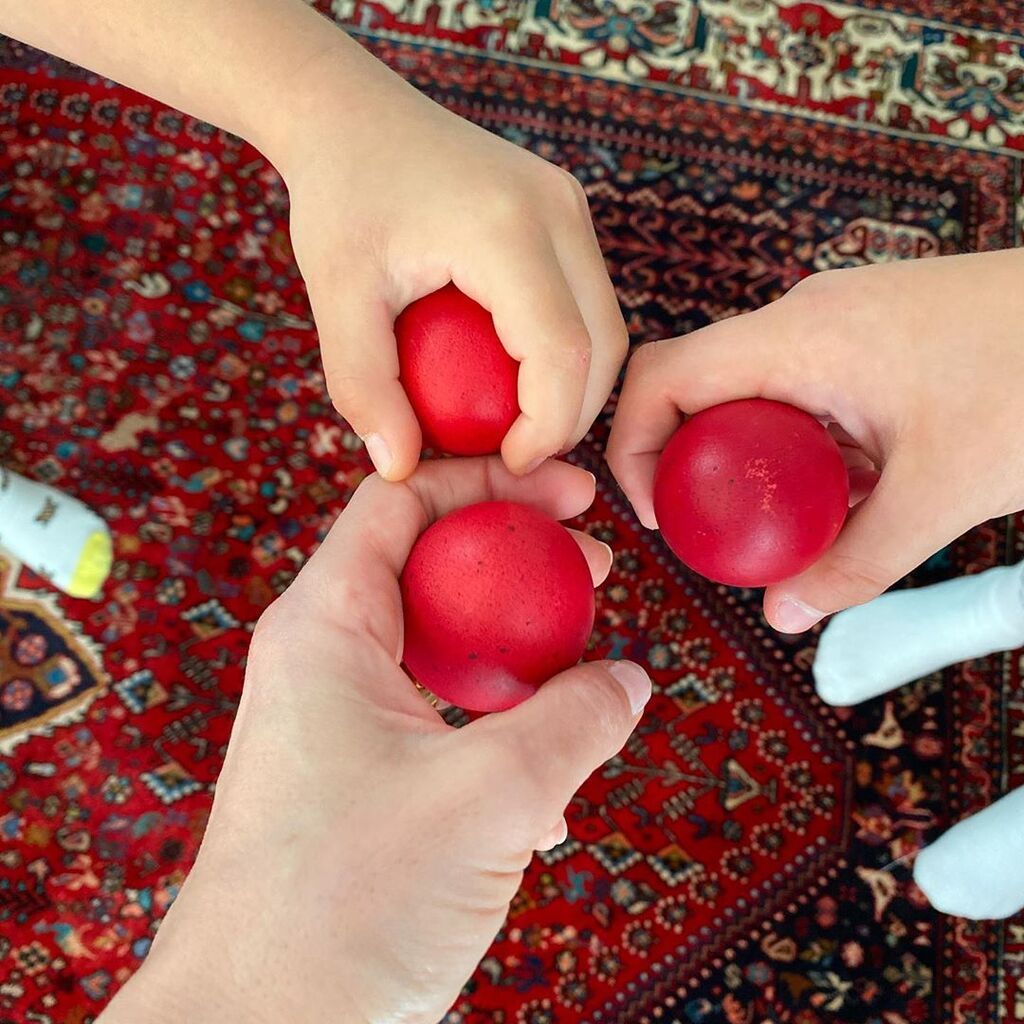 Η Φαίη Σκορδά τσούγκρισε τα αυγά με τους γιους της στο σπίτι και ευχήθηκε υγεία και αγάπη σε όλους. 