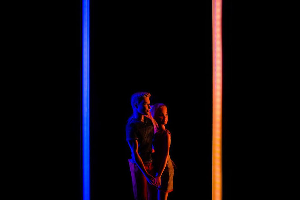 Γονείς σε καραντίνα φωτογράφισαν τις κούκλες των παιδιών τους με τον πιο απίθανο τρόπο (pics)