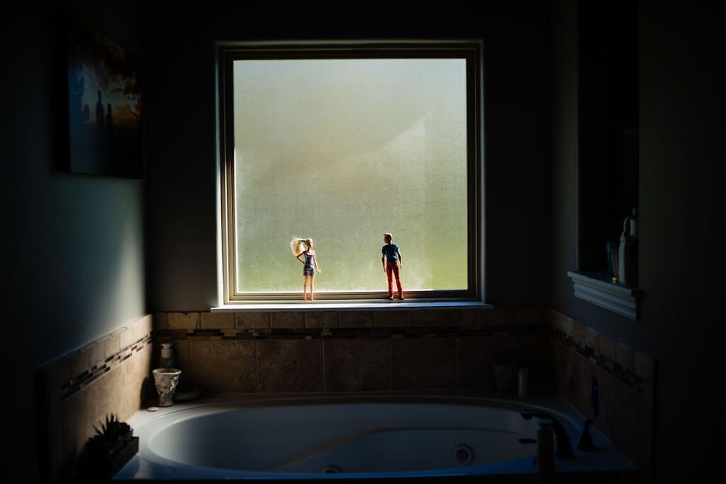 Γονείς σε καραντίνα φωτογράφισαν τις κούκλες των παιδιών τους με τον πιο απίθανο τρόπο (pics)