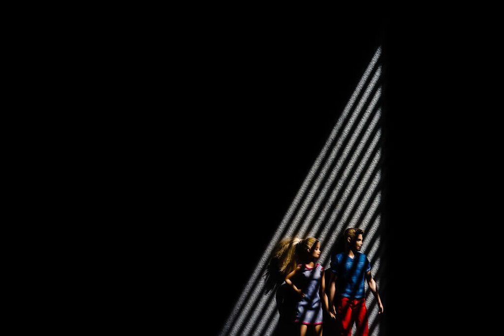 Γονείς σε καραντίνα φωτογράφισαν τις κούκλες των παιδιών τους με τον πιο απίθανο τρόπο (pics)