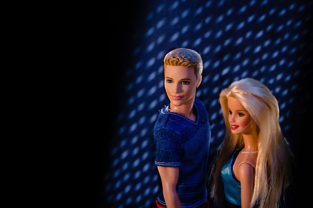 Γονείς σε καραντίνα φωτογράφισαν τις κούκλες των παιδιών τους με τον πιο απίθανο τρόπο (pics)