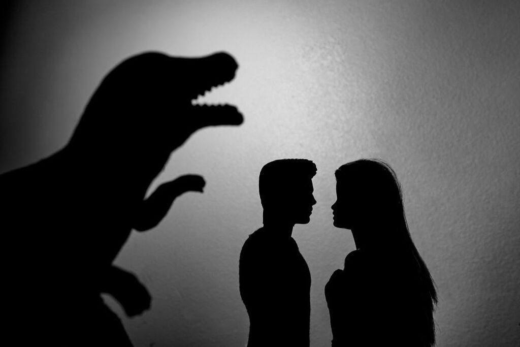 Γονείς σε καραντίνα φωτογράφισαν τις κούκλες των παιδιών τους με τον πιο απίθανο τρόπο (pics)