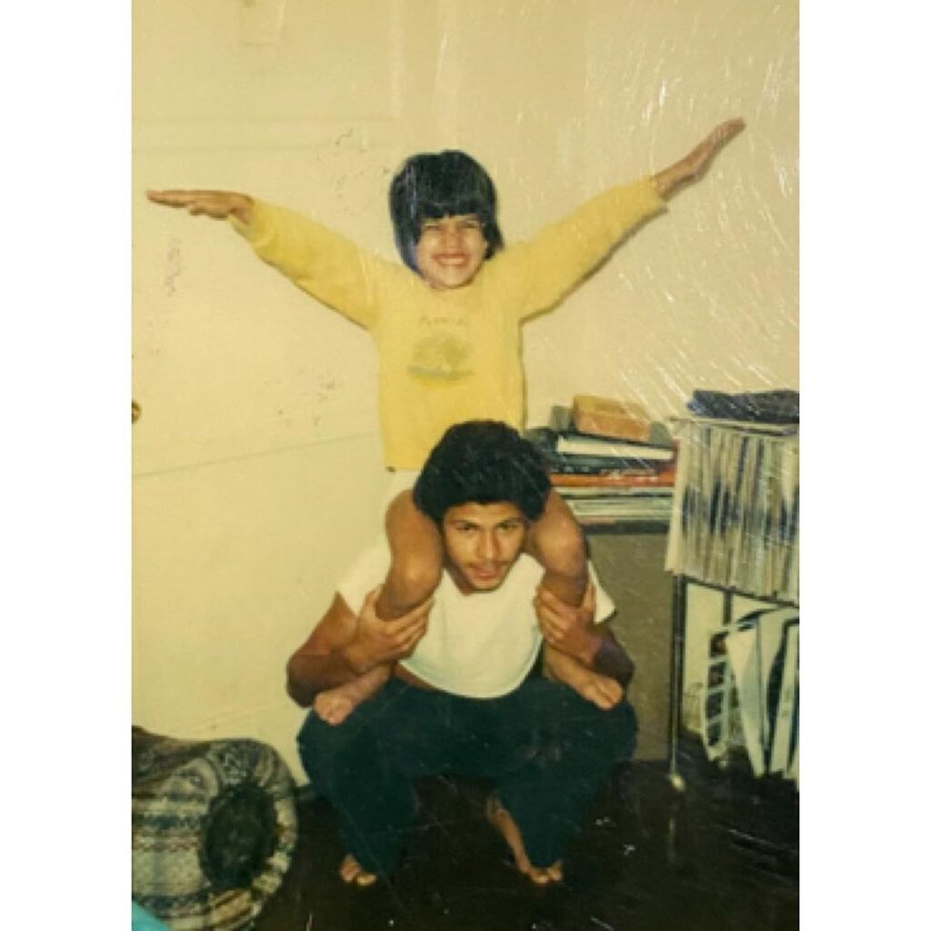 #Μένουμε_σπίτι: Διάσημη μαμά μας δείχνει πώς τη ζωγράφισε το παιδί της (pics) 