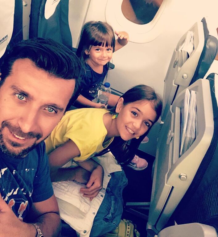 Θάνος Πετρέλης: H σπάνια οικογενειακή φωτογραφία με τις κόρες και τη σύζυγό του (pics) 