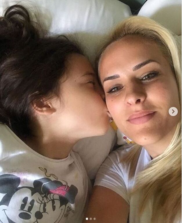 Έλενα Ασημακοπούλου: Μας έδειξε τι ζωγράφισε η κόρη της και πάθαμε πλάκα (pics)