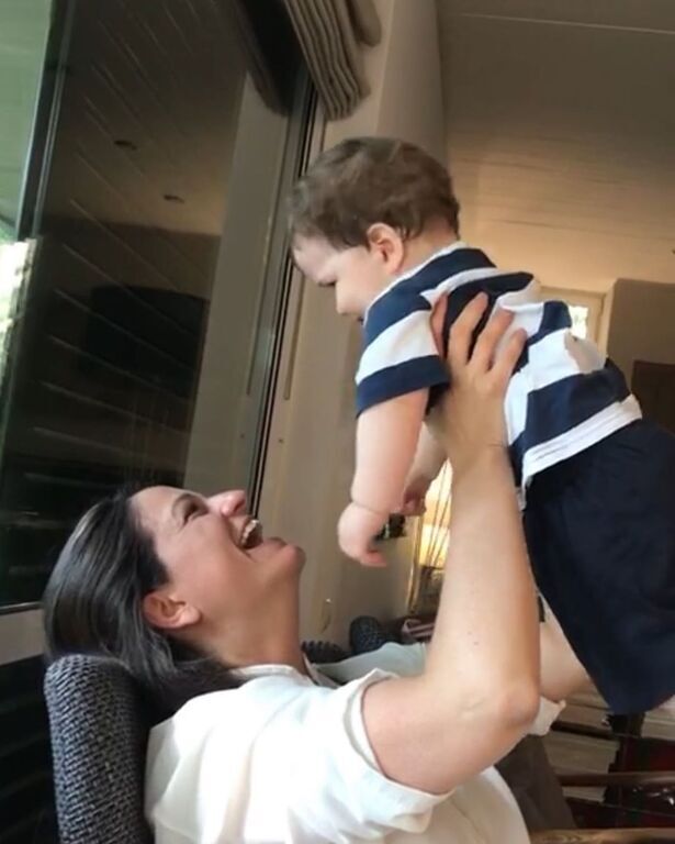 Ν.Κεραμέως: Πήρε το ποδήλατο και βγήκε βόλτα με τον γιο της ( pics) 