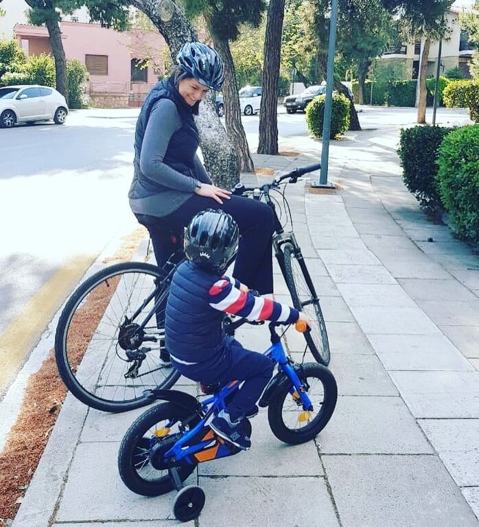 Ν.Κεραμέως: Πήρε το ποδήλατο και βγήκε βόλτα με τον γιο της ( pics) 