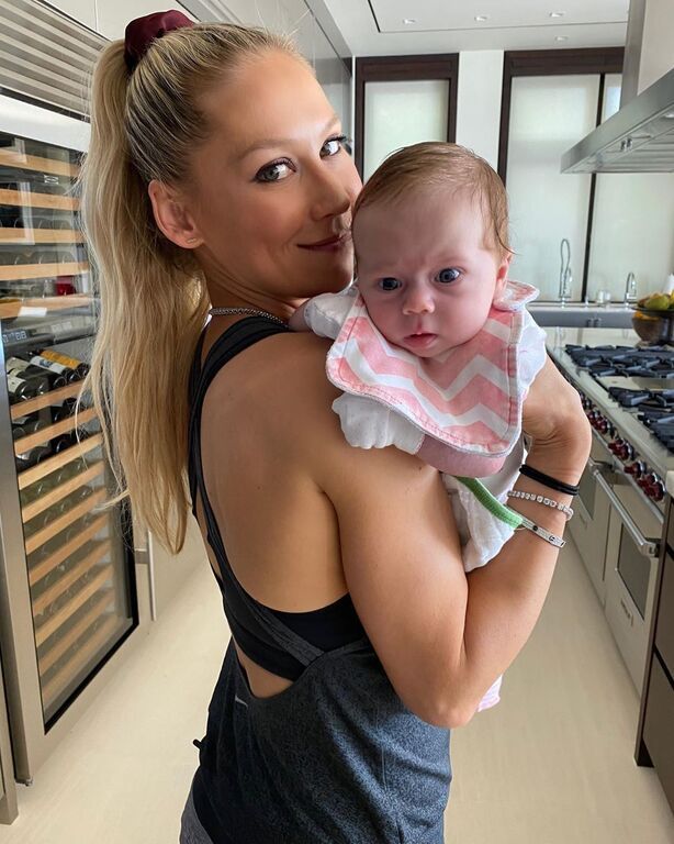 Anna Kournikova: Φωτογραφίζεται αγκαλιά με την 3 μηνών κόρη της στην κουζίνα του σπιτιού (pics) 