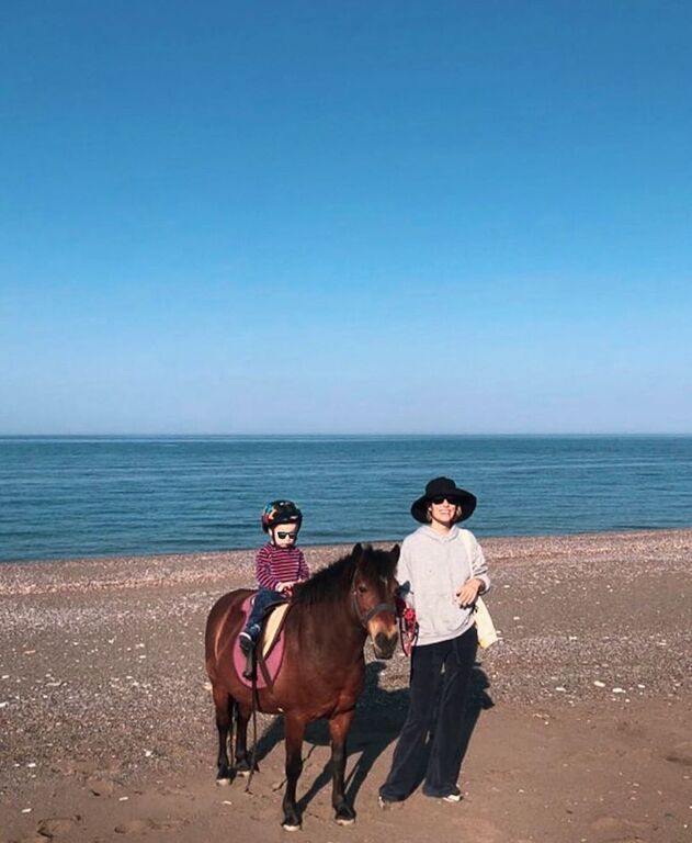 Βίκυ Καγιά: «You are my son,my moons,my stars! ?✨?#mylittlecowboy» Βόλτα στην παραλία της Εύβοιας με τον γιο της.