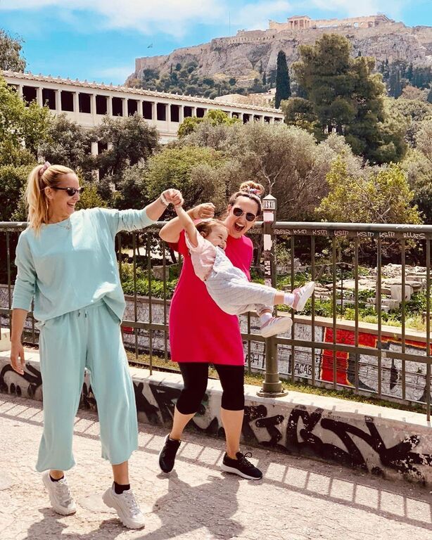 Αδερφές Πανταζή: «????? ?????? ???? ?????? ????? ??????????..» Βόλτα κάτω από την Ακρόπολη.