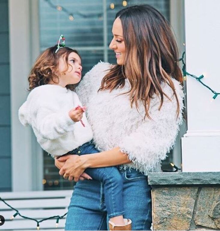 Καλομοίρα: Δε φαντάζεστε τι ντύθηκε η κόρη της στο σπίτι (pics)