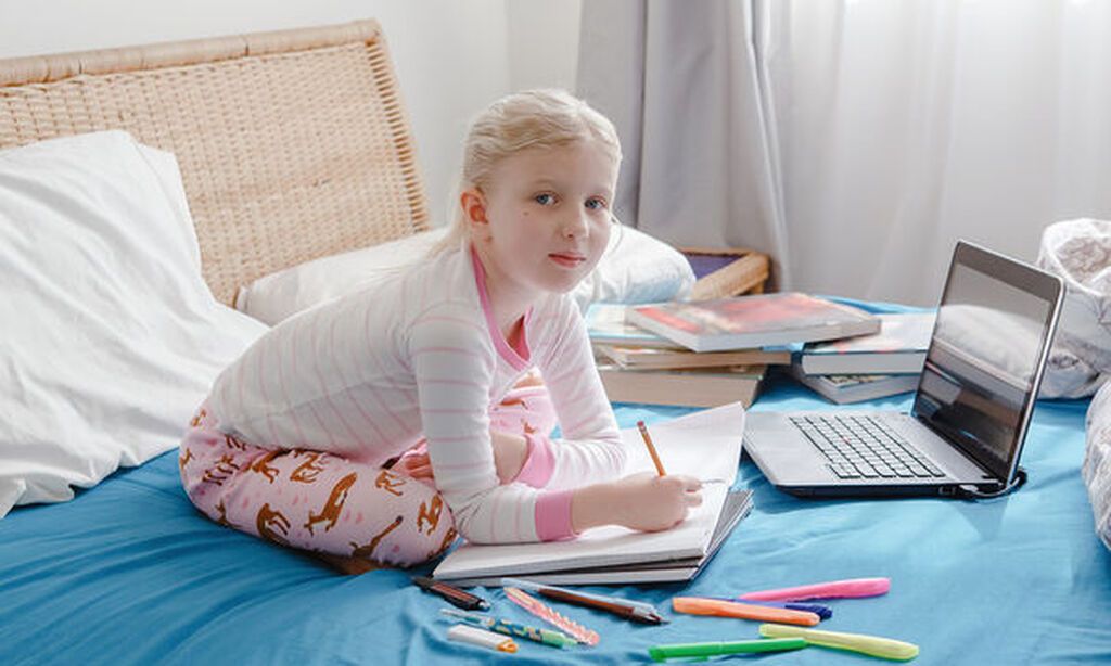 Ασχοληθείτε με τα παιδιά και μην σκέφτεστε τη χαμένη χρονιά.
Για τους γονείς, το επίκεντρο θα πρέπει να είναι ο ποιοτικός χρόνος, κι όχι η διατήρηση των παιδιών στα εκπαιδευτικά πρότυπα. «Όταν έκλεισαν τα περισσότερα σχολεία, είχαν απομείνει περίπου τρει