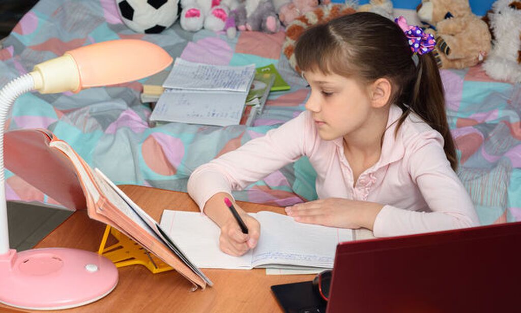 Αφήστε τα παιδιά να βαρεθούν.
Δεν υπάρχει λόγος να γεμίζουμε κάθε στιγμή κάθε μέρα με δραστηριότητες για τα παιδιά. Αυτή είναι η τέλεια ευκαιρία να τους αφήσουμε να μάθουν πώς είναι να βαριέσαι, κάτι που τους δίνει την ελευθερία να χρησιμοποιούν τη φαντα