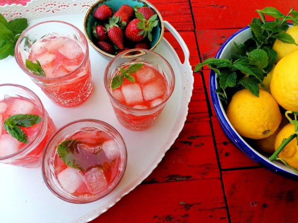Σπιτική λεμονάδα με φράουλες - Είναι δροσιστική και πανεύκολη (vid) 