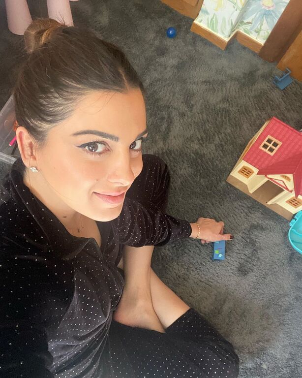 Κάθεται στο πάτωμα για να παίξει μαζί τους