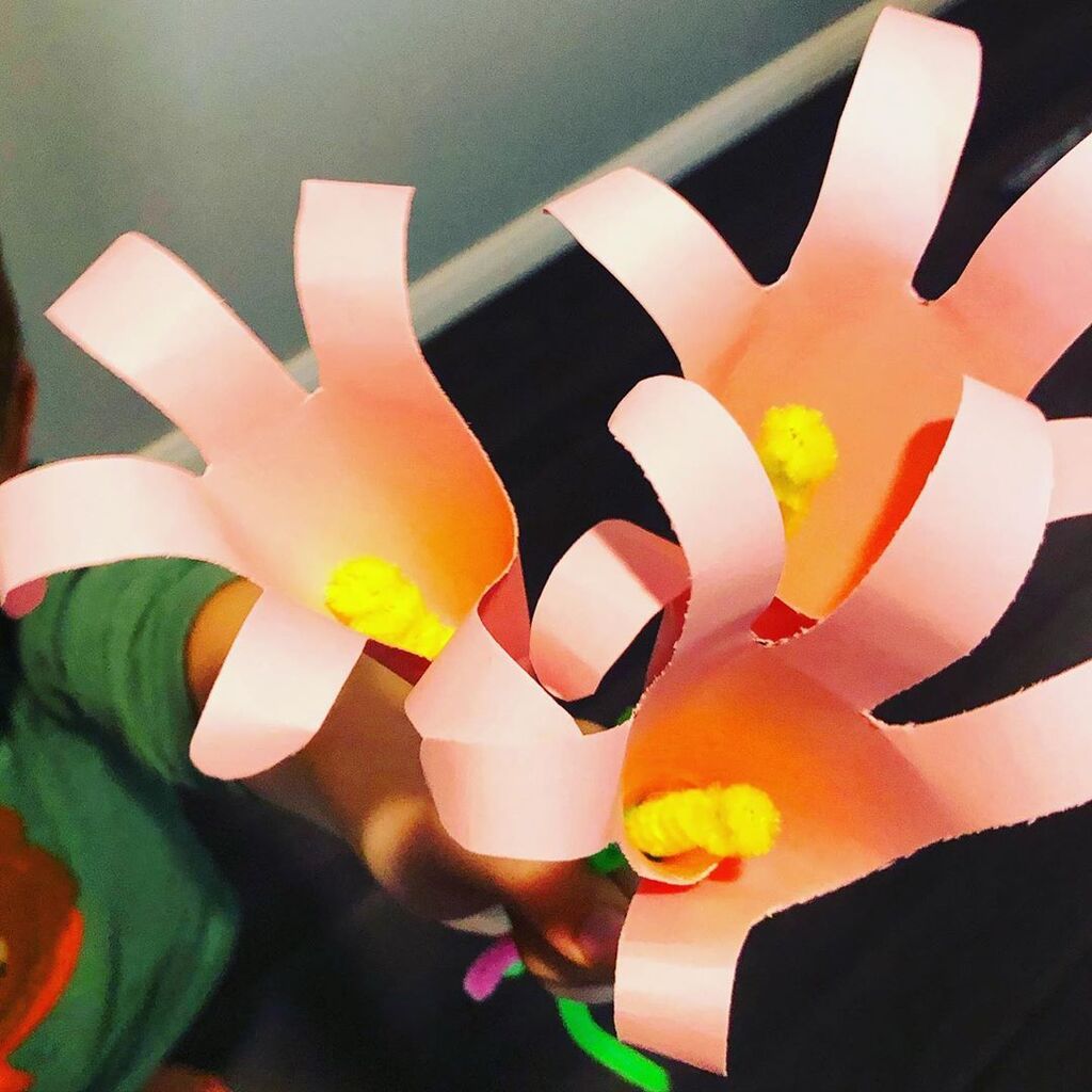 DIY - Φτιάξτε χρωματιστά λουλούδια από χαρτί χρησιμοποιώντας την παλάμη του χεριού σας (pics)