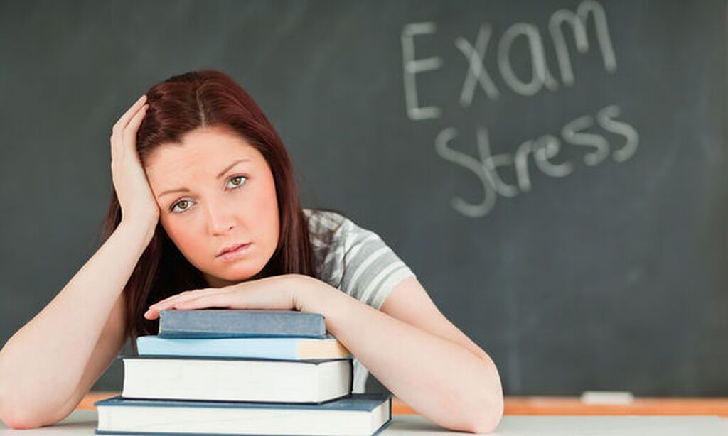 Αναγνωρίστε έγκαιρα τα σημάδια του άγχους: Λάβετε υπόψη τα προειδοποιητικά σημάδια που δείχνουν ότι το παιδί σας έχει πολύ άγχος ( αϋπνίες, ασταθείς διατροφικές συνήθειες, πονοκεφάλους, έκζεμα). Εάν παρατηρήσετε ότι το παιδί σας έχει αγχωθεί υπερβολικά δε