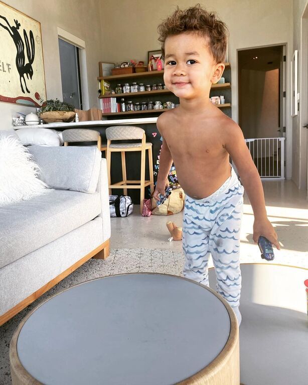 Ο γιος της Chrissy Teigen γίνεται 2 ετών & αυτές είναι οι φώτο του που έκαναν θραύση στο Instagram