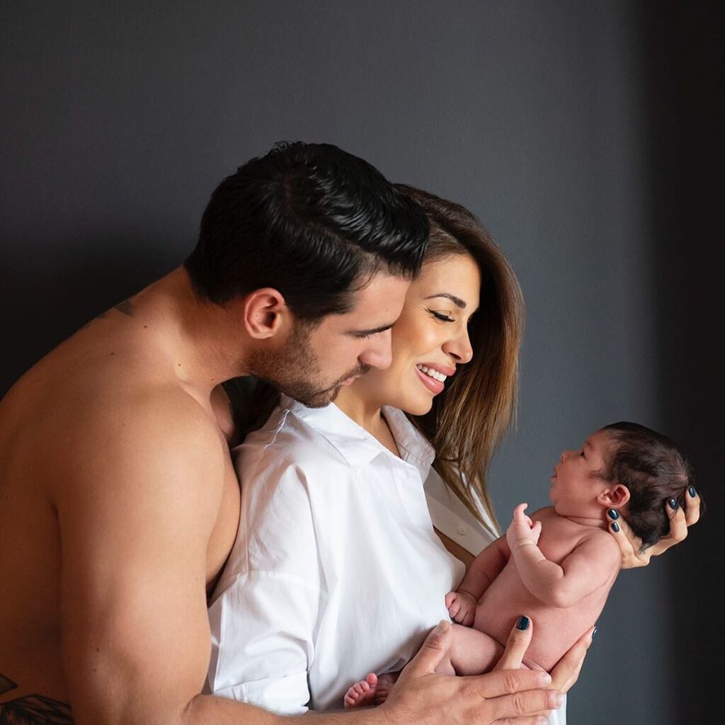 Η Ελένη Χατζίδου με τον Ετεοκλή Παύλου και την κορούλα τους. 