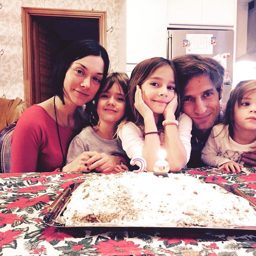 Η πολιτικός Νάντια Γιαννακοπούλου και ο ηθοποιός Μάξιμος Μουμούρης με τις τρεις πανέμορφες κόρες τους.