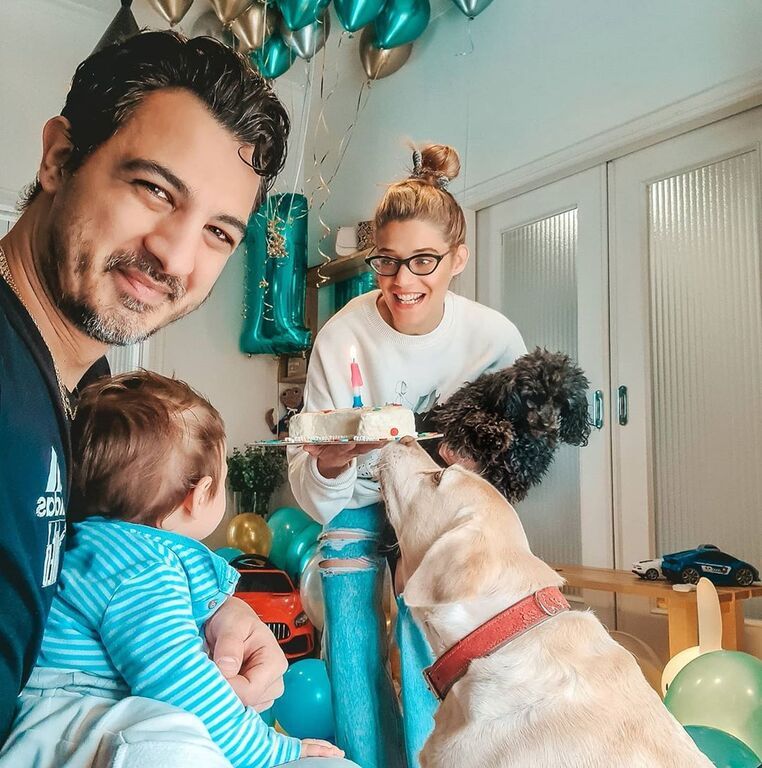 Ο Δήμος Αναστασιάδης, η Τζένη Θεωνά και ο γιος τους, Αρίωνας, σε ένα απολαυστικό στιγμιότυπο.