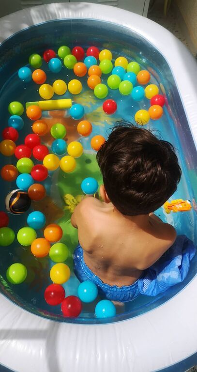 Όχι, θα κάτσει να σκάσει! Δείτε τι έκανε η Κατερίνα Παπουτσάκη με τους γιους της στο μπαλκόνι (pics)