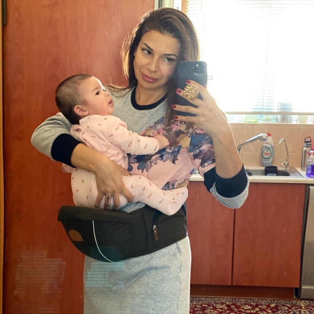 Ξετρελαθήκαμε! Ούτε που φαντάζεστε τι έβαλη η Ελένη Χατζίδου στο μπαλκόνι για την κόρη της (pic)