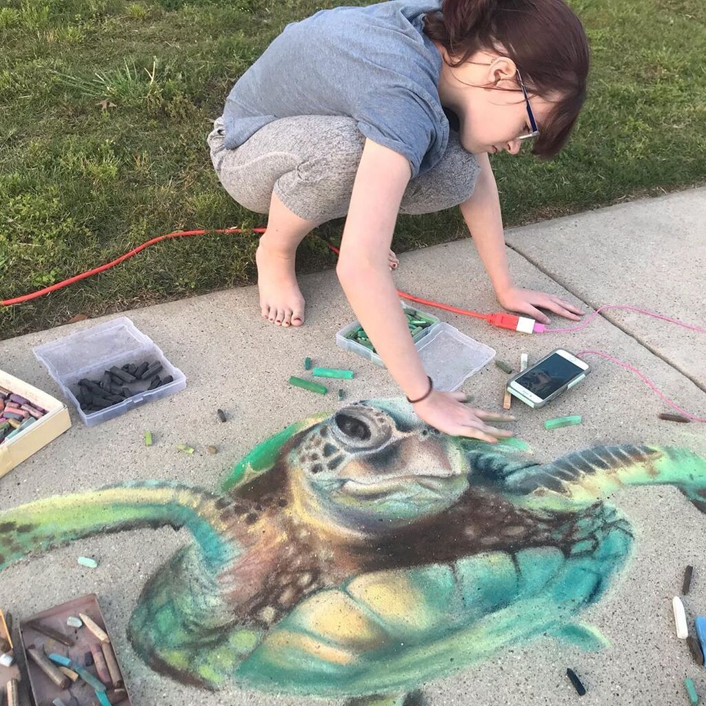 Υπέροχο! Μαμά & κόρη κάνουν απίθανες δημιουργίες με κιμωλία σε πεζοδρόμια της γειτονίας τους (pics)