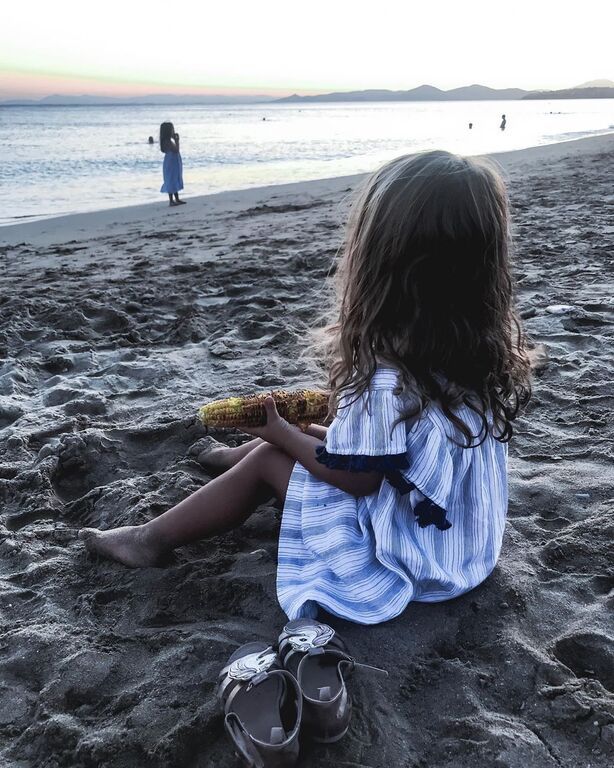 Οι πρώτες βουτιές της κόρη γνωστής Ελληνίδας παρουσιάστριας (pics)